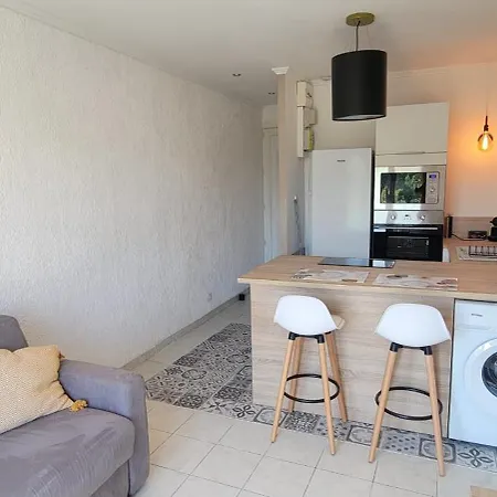 With Balcony Near Апартаменты Сен-Глф